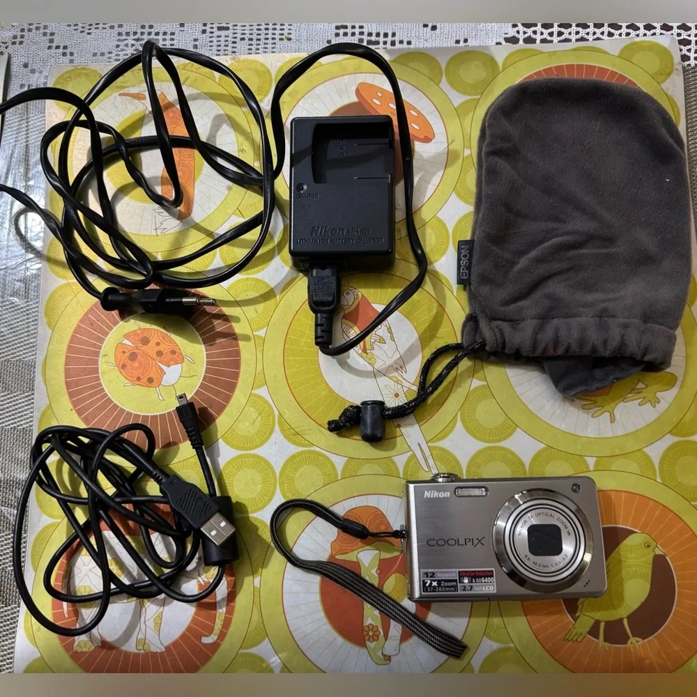 ❤️ NIKON Coolpix Silver Digital Camera